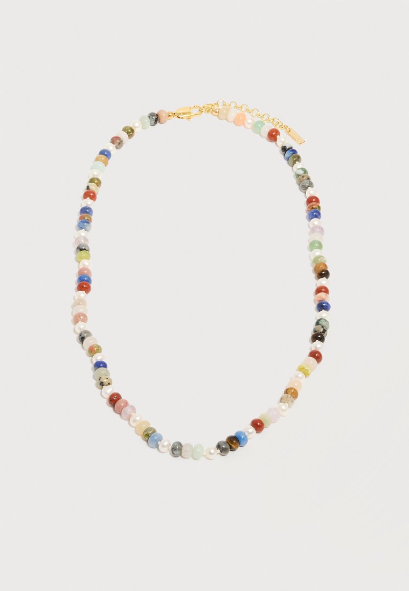 Collier de perles et de pierres précieuses rondes multicolores avec fermoir à homard doré et chaîne ajustable sur fond clair.