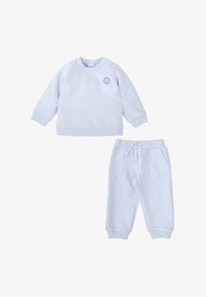 Sudadera de color azul claro con acolchado, puños y escote de canalé, combinada con pantalones de chándal a juego que cuentan con bolsillos y una cintura elástica.