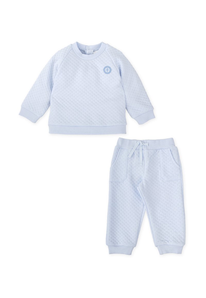 Sudadera de color azul claro con acolchado, puños y escote de canalé, combinada con pantalones de chándal a juego que cuentan con bolsillos y una cintura elástica.