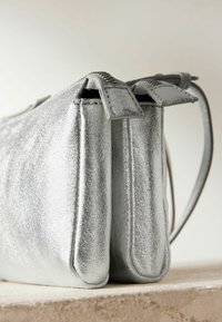 Next SMALL REGULAR FIT - Schoudertas - silver