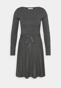 Robe en tricot côtelé gris foncé avec des manches longues, une jupe plissée et une ceinture nouée. Présente des boutons dorés aux poignets pour une touche de détail supplémentaire.