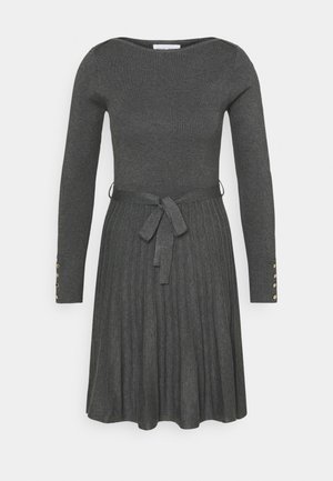 Vestido de punto acanalado gris oscuro con mangas largas, falda plisada y un cinturón atado. Presenta botones dorados en los puños para un detalle adicional.