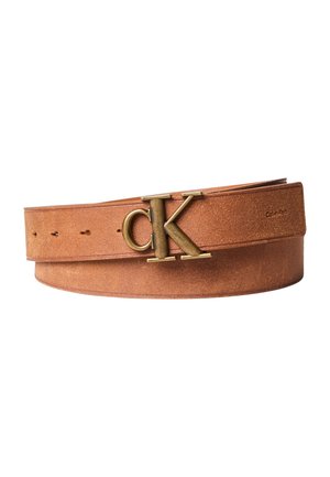 Brunt læderbælte med messing "ck" spænde og lille præget "Calvin Klein" logo på remmen mod en hvid baggrund.