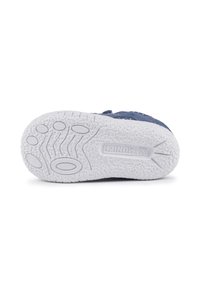 Chaussure à semelle en caoutchouc avec une semelle extérieure texturée blanche et un dessus bleu foncé. Équipée de bandes auto-agrippantes pour un ajustement sécurisé.