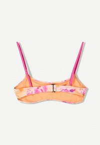 Haut de bikini floral coloré avec une base orange, des bretelles roses et une fermeture à clip. Fabriqué en tissu doux et extensible avec une texture lisse.