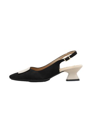 Zapato slingback negro con punta puntiaguda, detalle frontal con hebilla cuadrada color crema, correa ajustable y tacón bajo en crema acampanado.