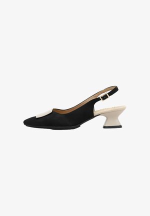 Zapato slingback negro con punta puntiaguda, detalle frontal con hebilla cuadrada color crema, correa ajustable y tacón bajo en crema acampanado.