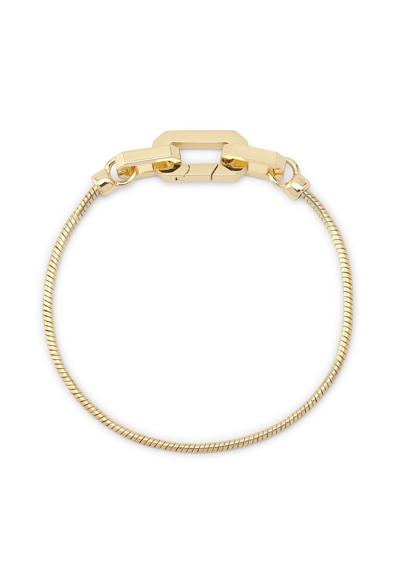 Bracciale color oro con un design di filo sottile e attorcigliato e una chiusura rettangolare. La chiusura presenta accenti angolari, aggiungendo texture e dettagli.