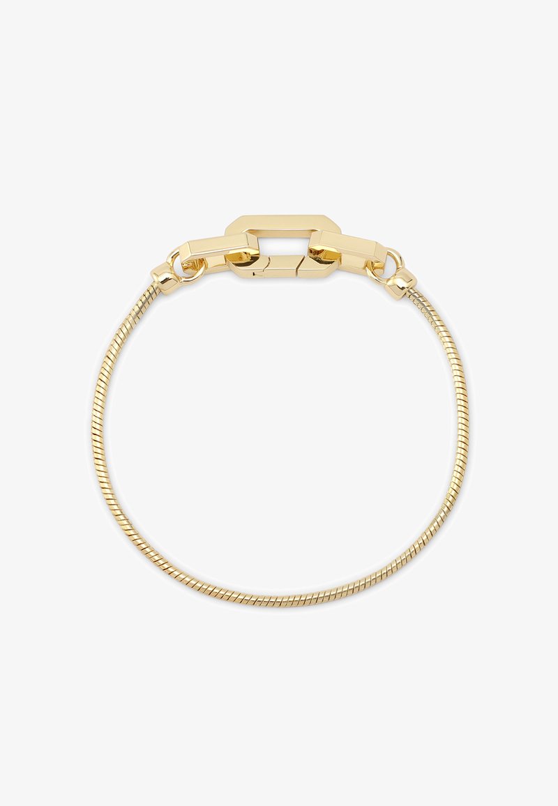 Bracciale color oro con un design di filo sottile e attorcigliato e una chiusura rettangolare. La chiusura presenta accenti angolari, aggiungendo texture e dettagli.