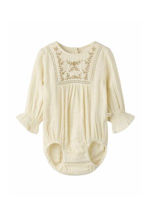 Combinaison bébé à manches longues couleur crème avec broderie florale sur la poitrine, bordure en dentelle, poignets froncés et boutons-pression en bas.