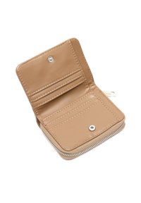 Portafoglio in pelle beige con chiusura a zip, quattro slot per carte e un pulsante a pressione. Tessuto morbido e design minimalista.