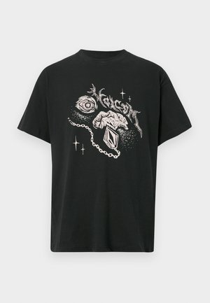 Tricou negru cu grafică albă care reprezintă un ochi, o mână care ține un pandantiv, forme abstracte și text stilizat deasupra.