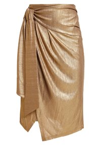 Metallisk guldwrapkjol med en texturerad, skrynklig finish. Har en sidoknytning och en asymmetrisk fåll för en flytande silhuett.