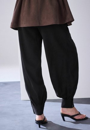 Next, REGULAR FIT - BALLOON LEG TAILORED TROUSERS - Nohavice - black