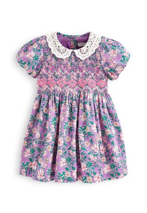 Robe florale violette avec de courtes manches bouffantes, col en dentelle, bodice froncé et jupe évasée ornée de motifs de fleurs blanches et roses.