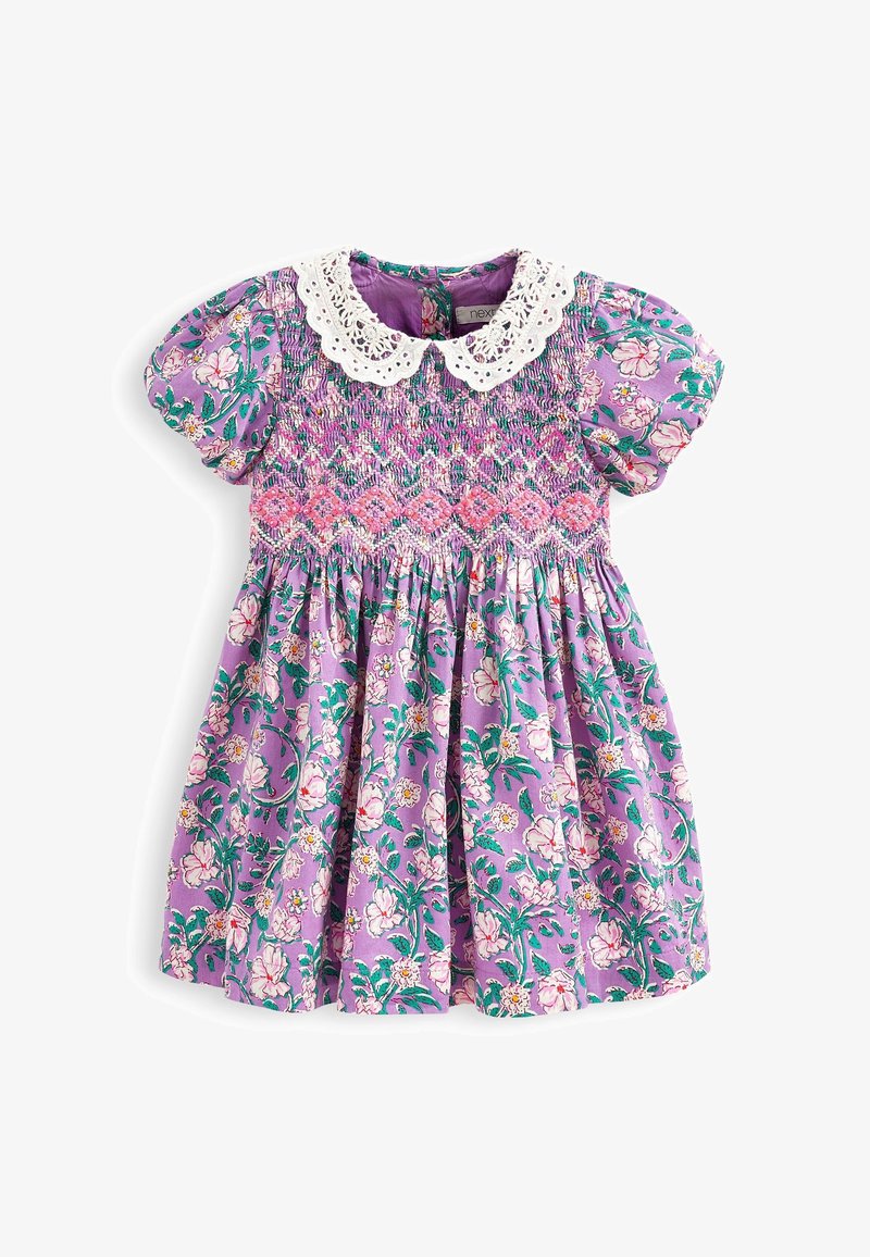 Robe florale violette avec de courtes manches bouffantes, col en dentelle, bodice froncé et jupe évasée ornée de motifs de fleurs blanches et roses.