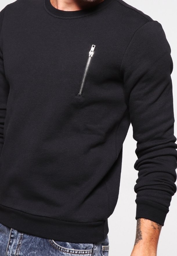 Sudadera negra con mangas largas, escote redondo y un pequeño bolsillo con cremallera plateada en el pecho. Tejido suave con textura lisa.