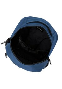 Zaino in tessuto blu con apertura con zip, dotato di un ampio interno nero e diversi scomparti per l'organizzazione.