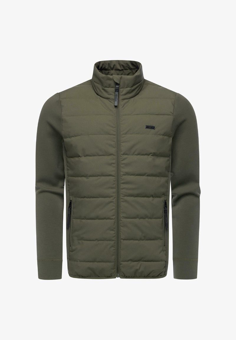 Kurtka w oliwkowej zieleni z pikowaną przednią częścią, gładkimi dzianinowymi rękawami, wysokim kołnierzem i zasuwanymi na zamek bocznymi kieszeniami. Na piersi znajduje się naszywka z logo.