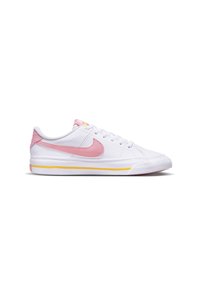 Zapatillas blancas con un swoosh rosa, acentos amarillos y una suela texturizada. Diseñadas con un upper de cuero suave y punta redonda.