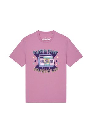 Lavendelfarbenes T-Shirt mit einer Grafik eines retro Kassettenplayers und dem Text "DREH DIE MUSIK LAUT" in bunten, fettgedruckten Buchstaben.