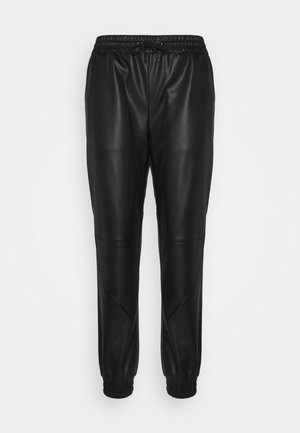 Pantalon de jogging noir en simili cuir avec taille élastique, cordon de serrage et poignets élastiques, vue de face sur fond blanc.