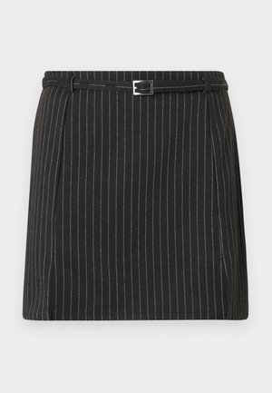 Mini-jupe noire à fines rayures verticales blanches, dotée d'une ceinture fine avec une boucle rectangulaire argentée à la taille.