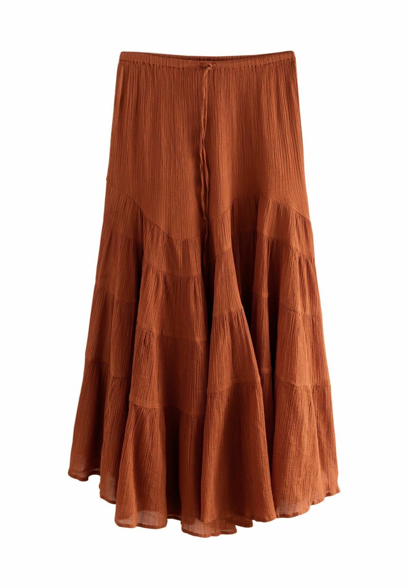 Roestkleurige tiered maxi rok van gekreukt materiaal. Voorzien van een elastische tailleband en een vloeiende uitstraling. Geverfd oppervlak en zachte draping.