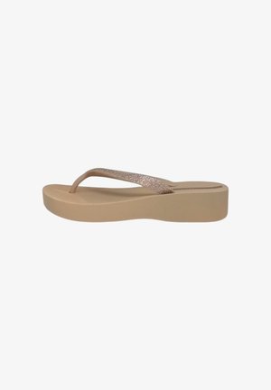 Infradito con piattaforma beige caratterizzati da una striscia stretta e scintillante in oro rosa. La suola è spessa e liscia, offrendo altezza e stabilità.