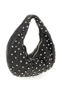 Borsa hobo in pelle nera con manico grande, decorata con borchie rotonde argentate e una zip laterale visibile.