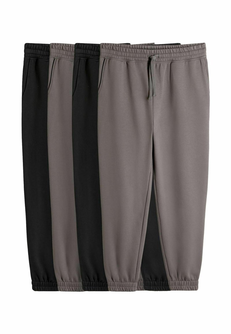 Sæt med sweatpants, der inkluderer fire par i forskellige nuancer af grå og sort. Hvert par har et elastisk skræddersyet bælte og sidelommer.