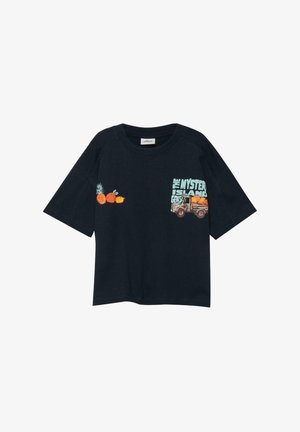 Granatowa koszula z krótkim rękawem z ilustracjami owoców po lewej stronie i grafiką ciężarówki z napisem "The Mystery Island Gems" po prawej stronie na piersi.