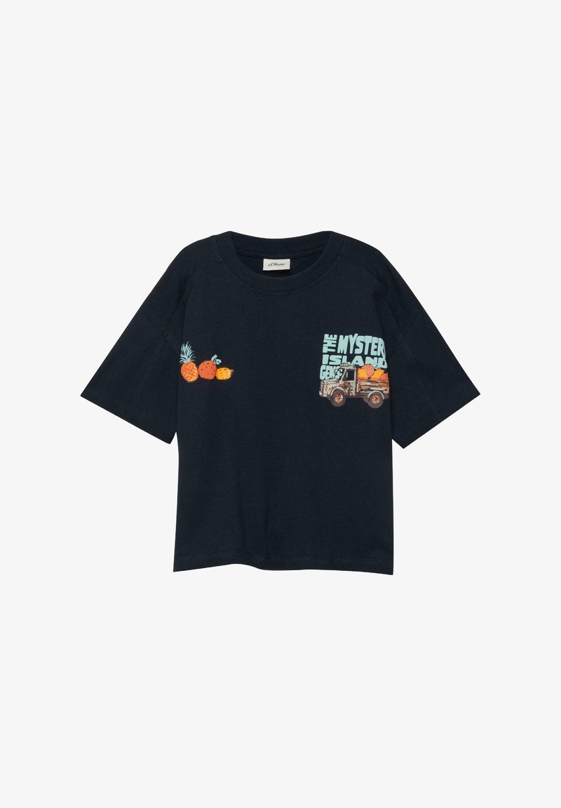 Chemise bleu marine à manches courtes avec des illustrations de fruits sur le côté gauche et un graphisme de camion avec le texte "Les Joyaux de l'Île Mystérieuse" sur la poitrine droite.