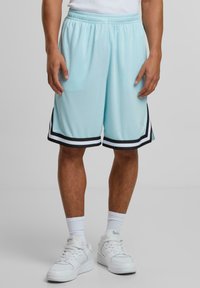 Shorts de sport bleu clair avec une taille élastique, des rayures latérales noires contrastantes et une texture de tissu lisse et respirante.