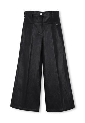 Pantalon noir à jambes larges et coupé, taille haute, fermeture à boutons, passants de ceinture et texture subtile.