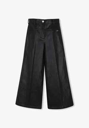 Pantalon noir à jambes larges et coupé, taille haute, fermeture à boutons, passants de ceinture et texture subtile.