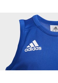 Jersey atlético sin mangas de color azul con un tejido de malla texturizado. Presenta un logo blanco de Adidas en la parte frontal. Diseño de escote redondo simple.