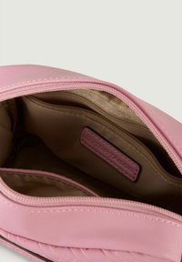 Borsa sintetica rosa con chiusura a zip, caratterizzata da una superficie esterna liscia e una fodera interna beige. Etichetta con logo visibile all'interno.