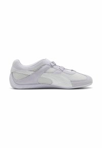 Lysegrå atletik sko med en overdel i mesh og suede-detaljer, et lavprofil design og en tekstureret gummisål for godt greb.
