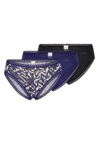 Drie paar damesslips in marineblauw, zwart en met een patroon. Voorzien van kantafwerking en een comfortabele tailleband.