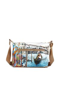 Borsa a spalla multicolore in tessuto con una scena acquatica che presenta gondole, pali colorati e un ponte stampato. Tracolla regolabile marrone.