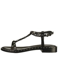 Černé kožené sandály s T-strap designem, hřebíkované akcenty podél podrážky, plochým podpatkem a nastavitelným kotníkovým přezkovým zapínáním. Hladký povrch.