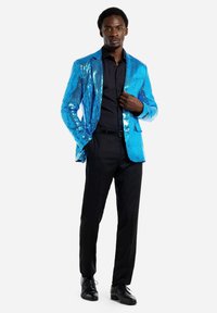 Mėlynas blizgus švarkas su pritaikytu kirpimu, derinamas su juoda marškiniais ir juodomis kelnėmis. Savybės: viena mygtuko uždarymo sistema ir kišenė.