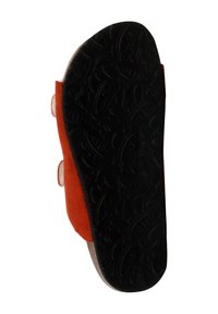 Sandale en daim rouge avec deux sangles réglables. Semelle noire texturée avec des motifs ovals. Forme conçue pour le confort et la stabilité.