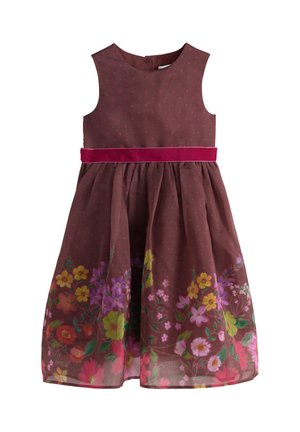 Rochie maro fără mâneci pentru fete cu buline roz, o panglică de talie roz închis și modele florale vii pe partea inferioară a fustei.