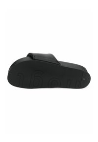 Chancla negra con una correa de piel lisa, suela de goma texturizada y números estampados en la parte inferior. Diseño y forma minimalistas.