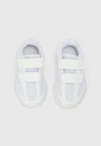 Scarpe sportive bianche realizzate in materiale tessile e sintetico, dotate di due cinturini regolabili in Velcro, punta arrotondata e suola testurizzata.