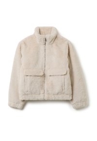 Chaqueta de piel sintética beige con un alto cuello, cierre frontal y dos grandes bolsillos de parche en el pecho. Textura suave y diseño corto.