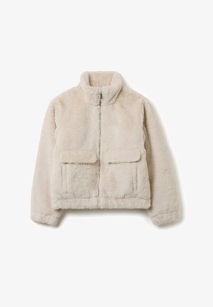 Chaqueta de piel sintética beige con un alto cuello, cierre frontal y dos grandes bolsillos de parche en el pecho. Textura suave y diseño corto.