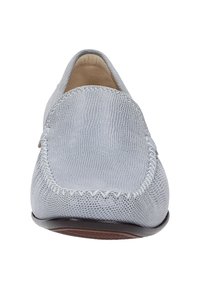 Lichtblauwe instappers gemaakt van een gestructureerd materiaal met zichtbare stiksels rond de randen en een glad, rond teepunt. Platte zool voor comfort.